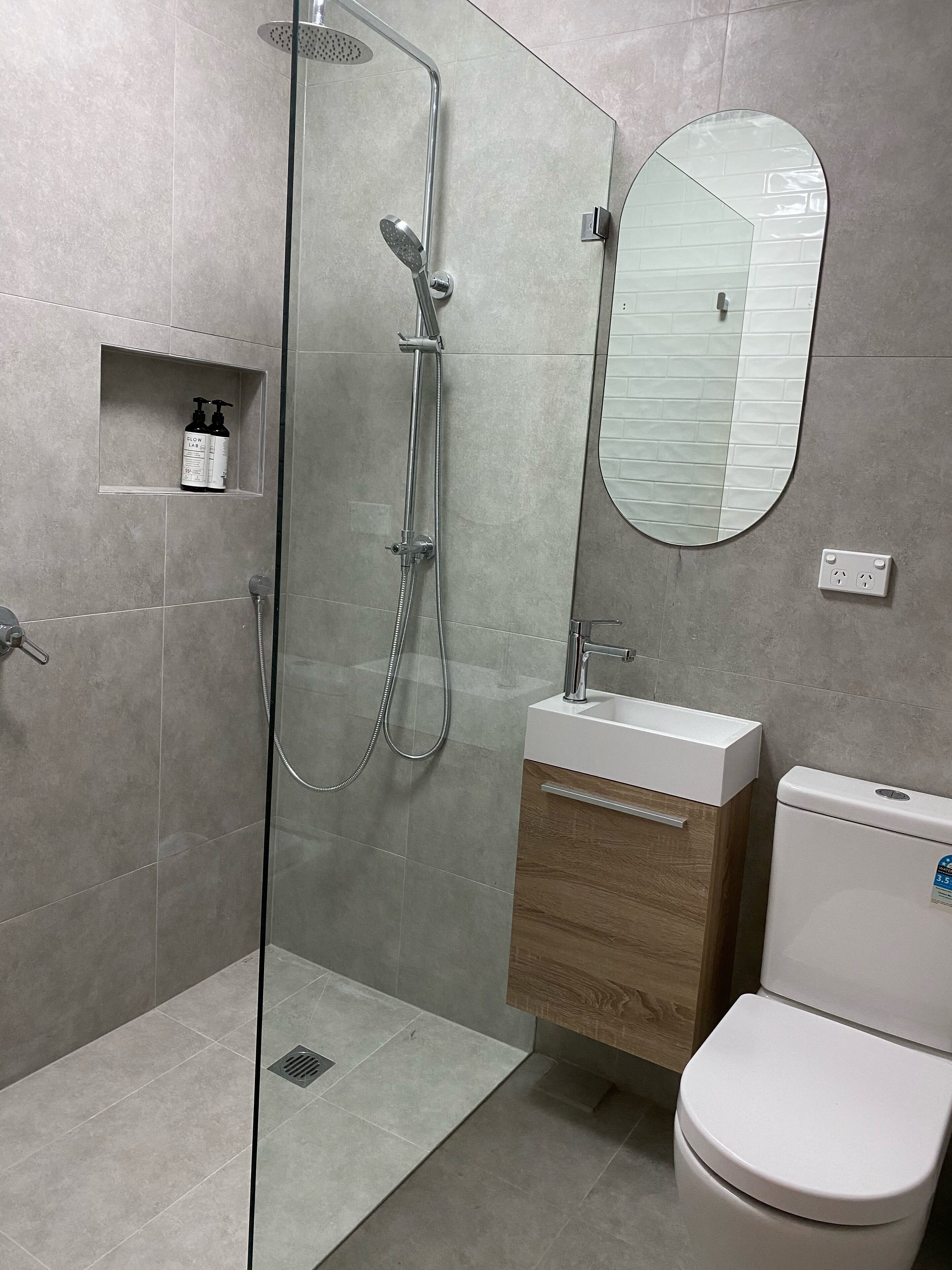 Enjoy the beach lifestyle 3mins walk from Coogee beach and all local shops. — image 20