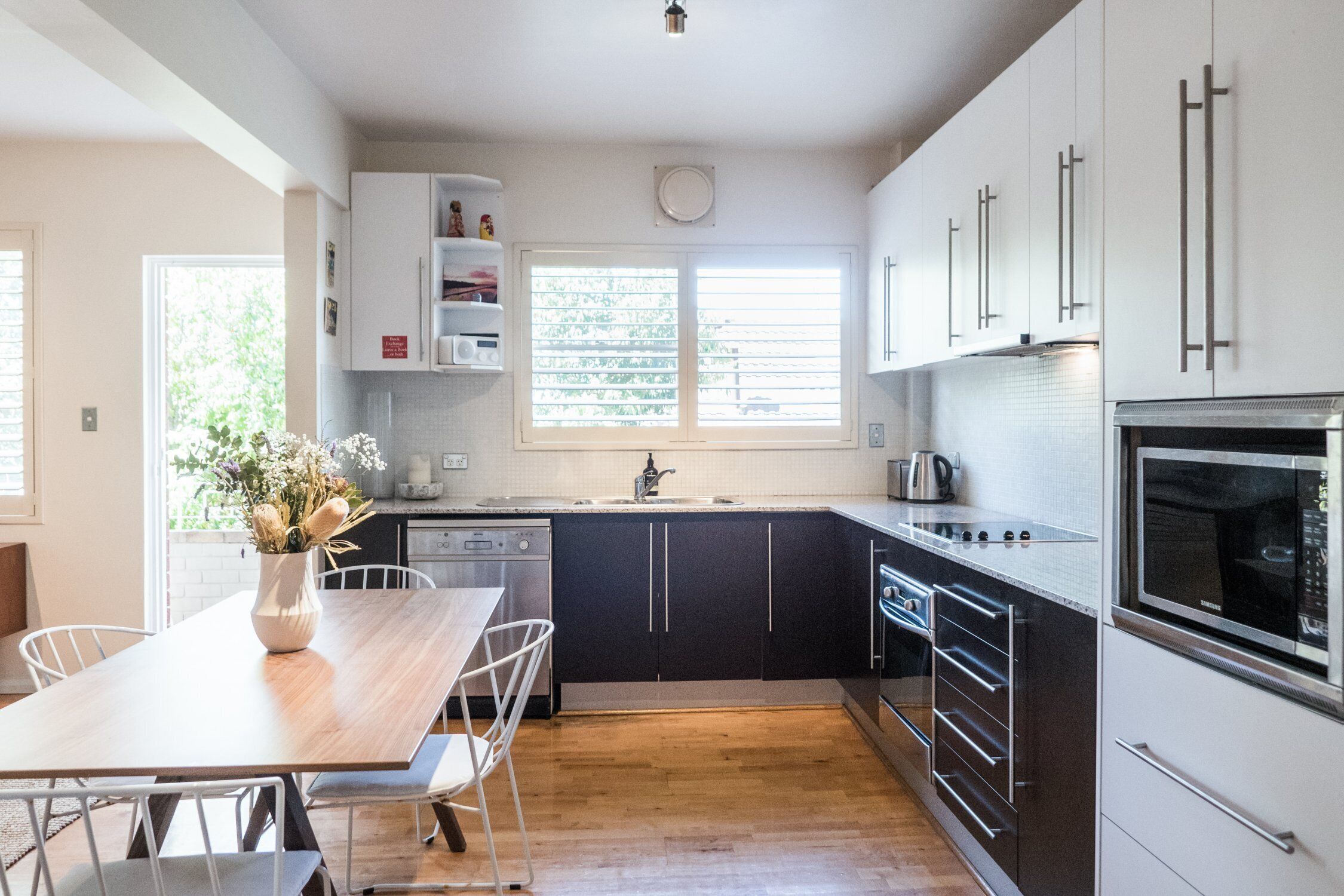 Enjoy the beach lifestyle 3mins walk from Coogee beach and all local shops. — image 7