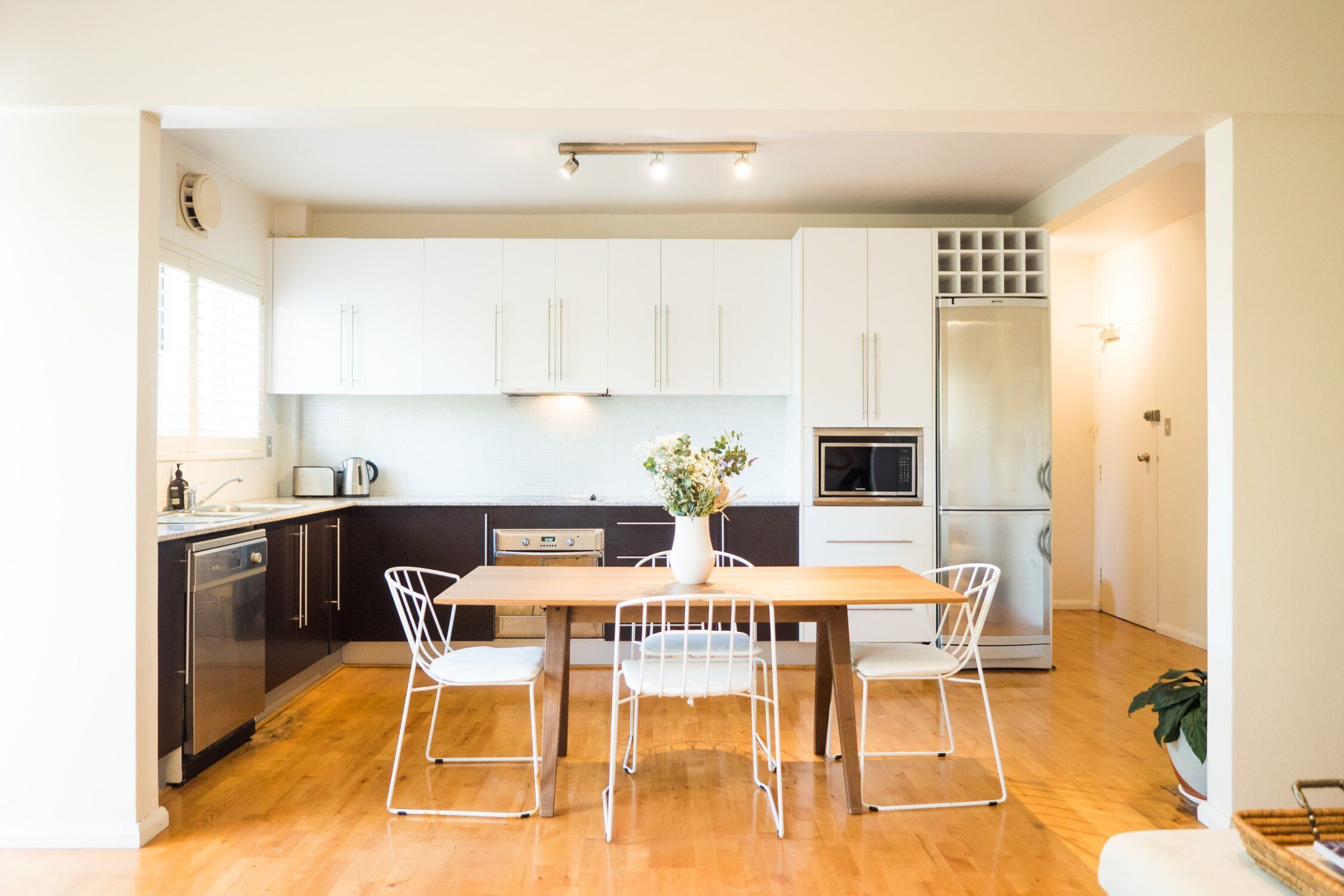 Enjoy the beach lifestyle 3mins walk from Coogee beach and all local shops. — image 8