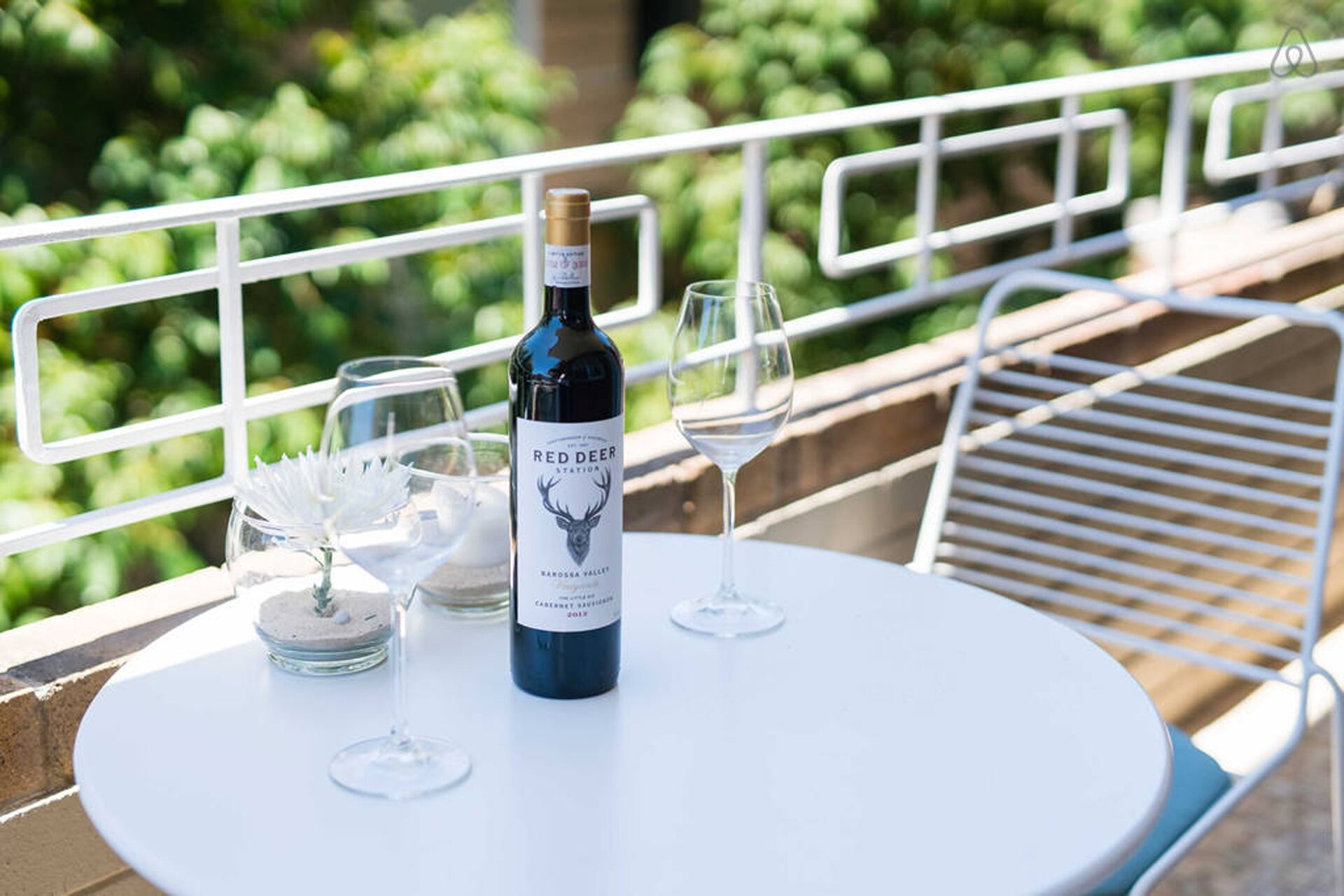 Enjoy the beach lifestyle 3mins walk from Coogee beach and all local shops. — image 13