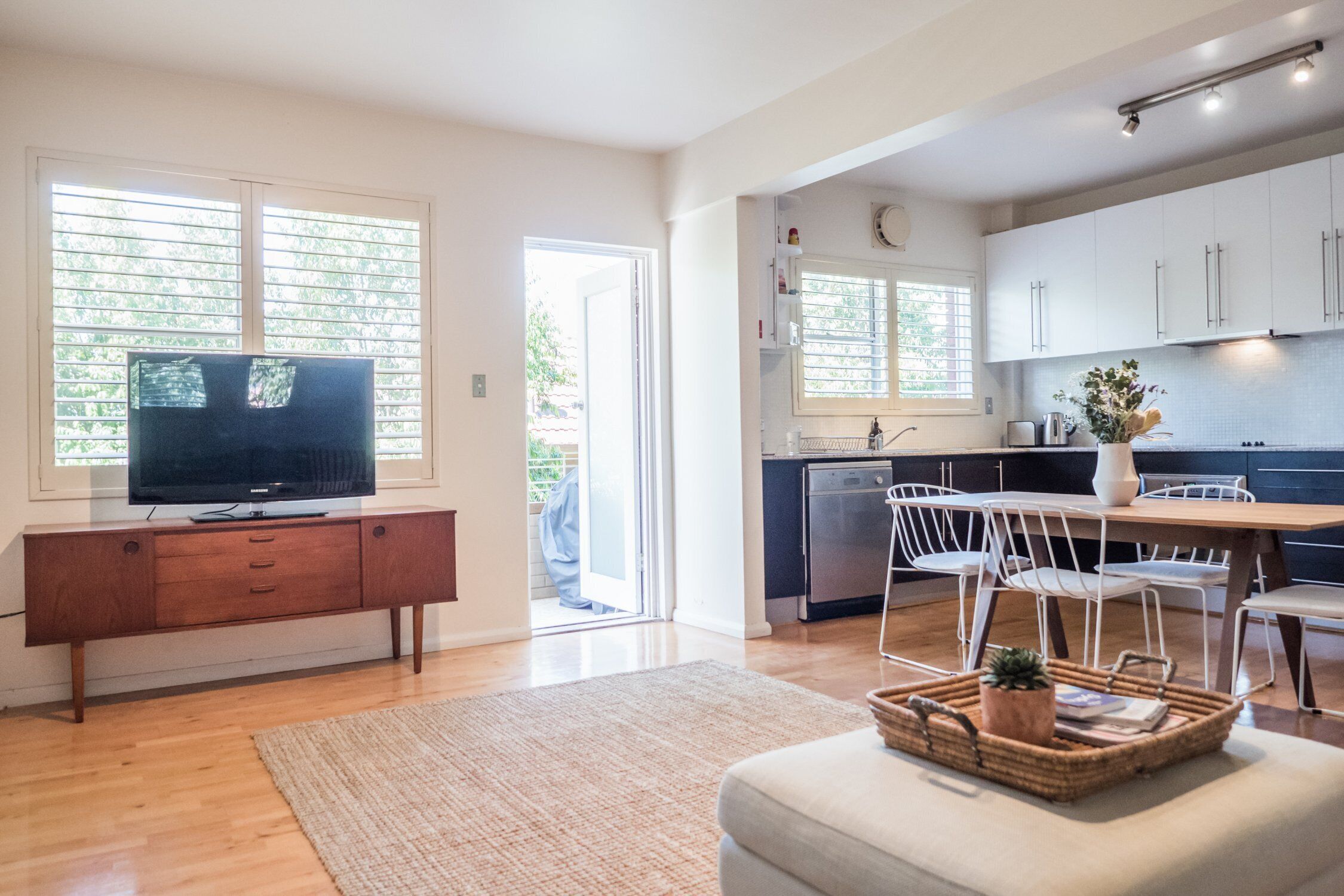 Enjoy the beach lifestyle 3mins walk from Coogee beach and all local shops. — image 11