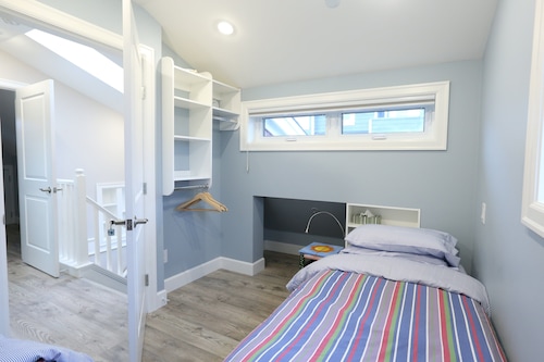 2ベッドルーム1. 5バスプライベートレーンウェイコテージインキツラノ-アービュートス、バンクーバー