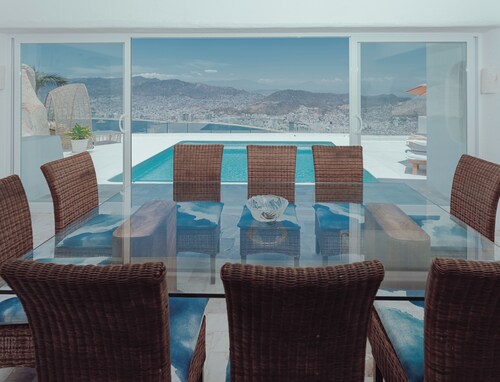 Beautiful House in Las Brisas Acapulco, amazing view. 3 persons Service included