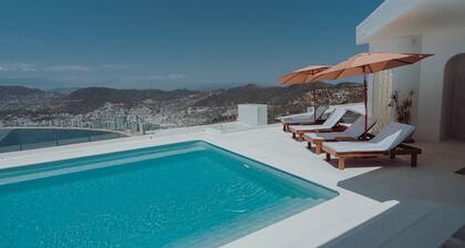 Beautiful House in Las Brisas Acapulco, amazing view. 3 persons Service included