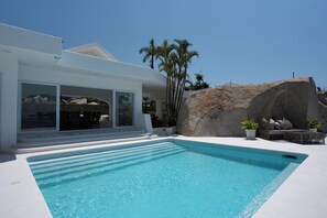 Una piscina al aire libre, una piscina climatizada