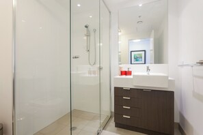 Dusche, Haartrockner, Handtücher