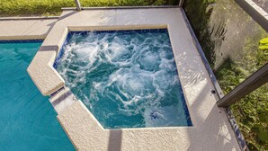 Uma banheira de hidromassagem com vista para a área da piscina.