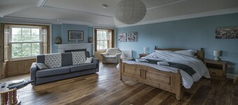 Magnificent stone built house for 10-17 on the stunning Annandale way