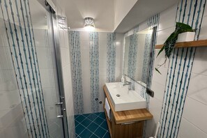 Shower, hair dryer, bidet, towels - Moressa with large Terrace and Sea View (Praiano)