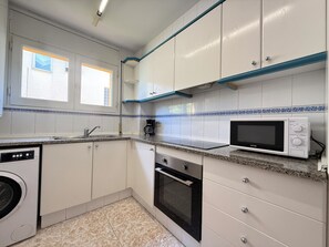 Kühlschrank, Mikrowelle, Ofen, Wasserkocher mit Kaffee-/Teezubehör