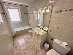Bathtub, towels