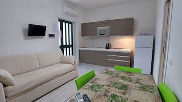 TV, tavolo da calcetto, tavolo da ping pong