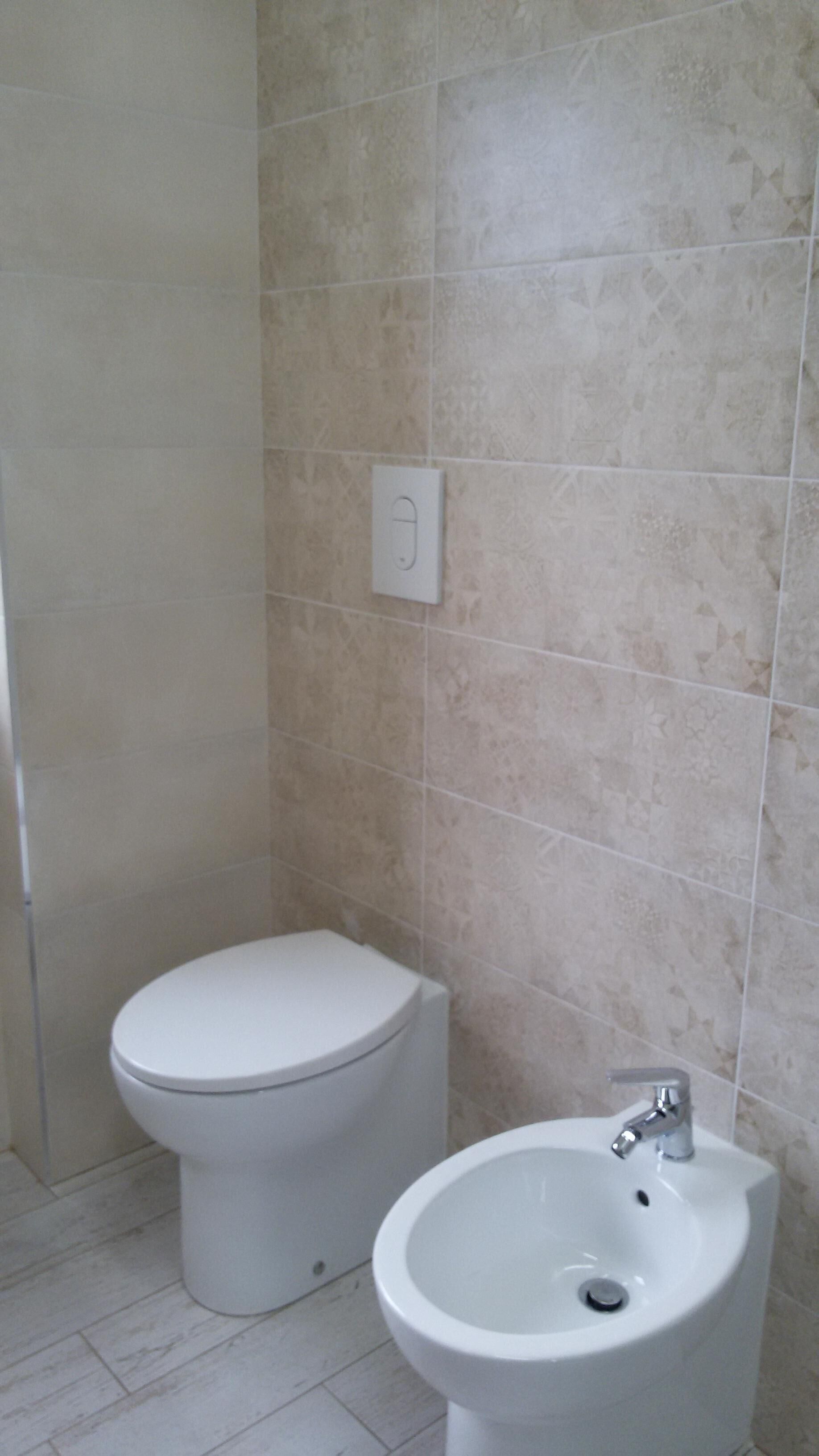 A bathroom with a toilet and a bidet.
