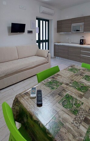 Télévision, baby-foot, table de tennis de table