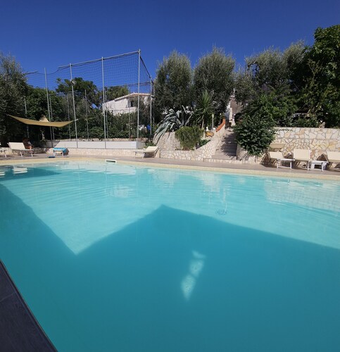 Superbe appartement de trois pièces au rez de chaussée d'une villa avec piscine