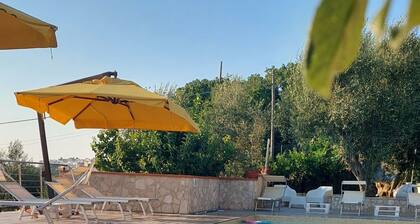 casa de campo con terraza y piscina