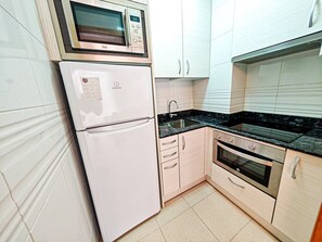 Een koelkast, een magnetron, een oven, een kookplaat
