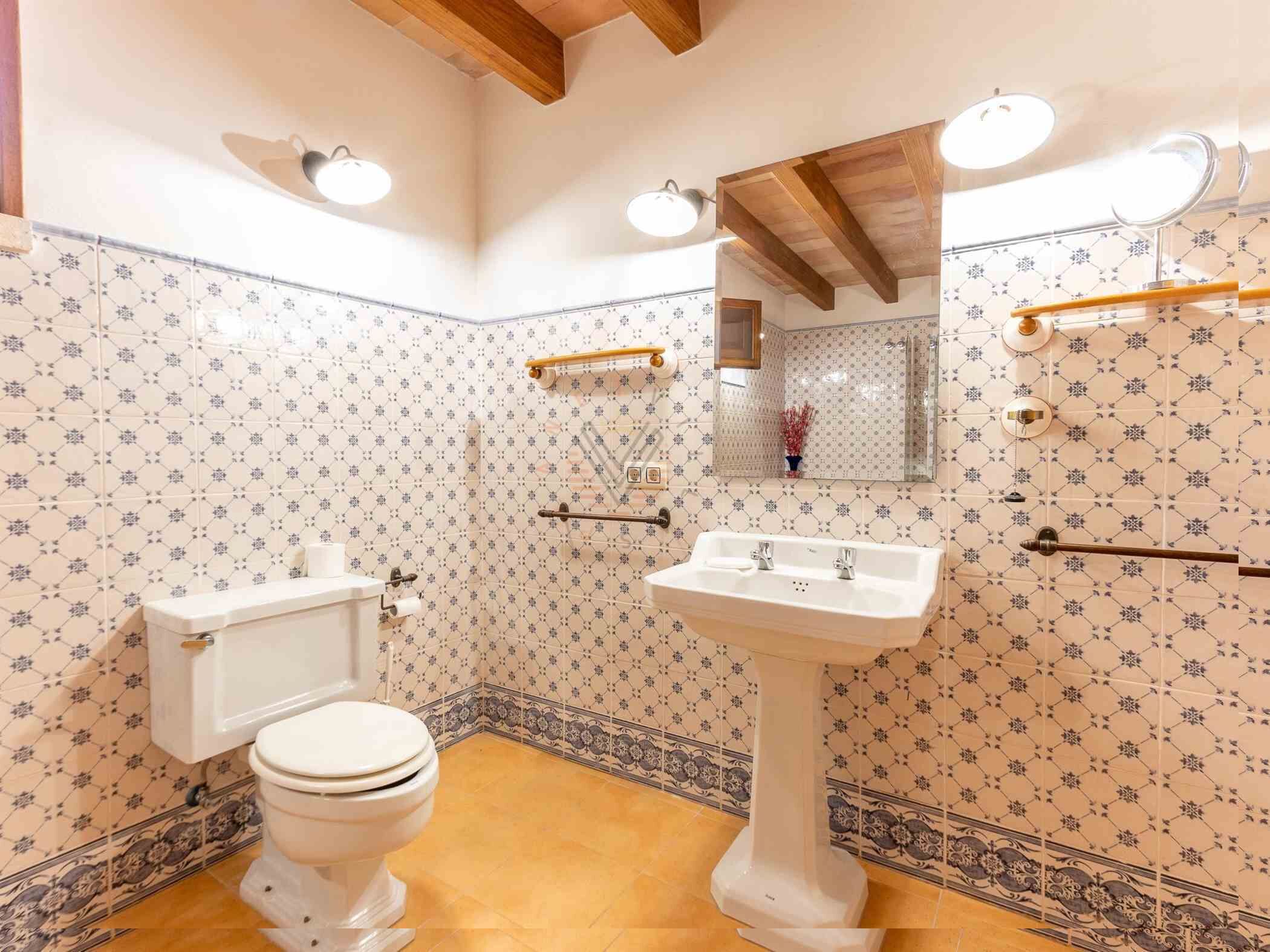 Un baño con inodoro, lavabo y espejo.