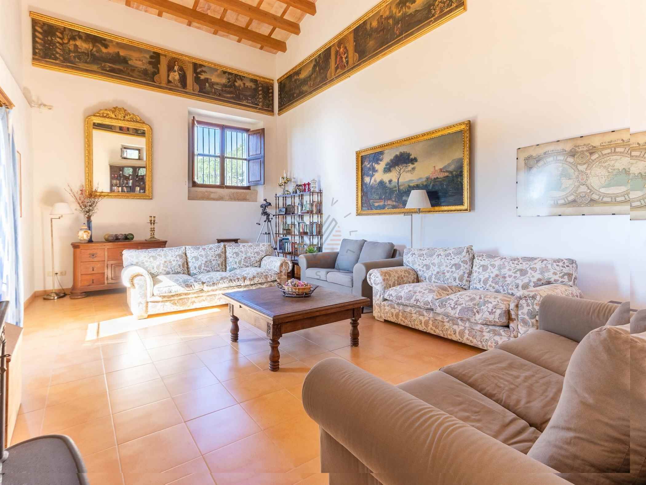 Televisie, een open haard en een stereo