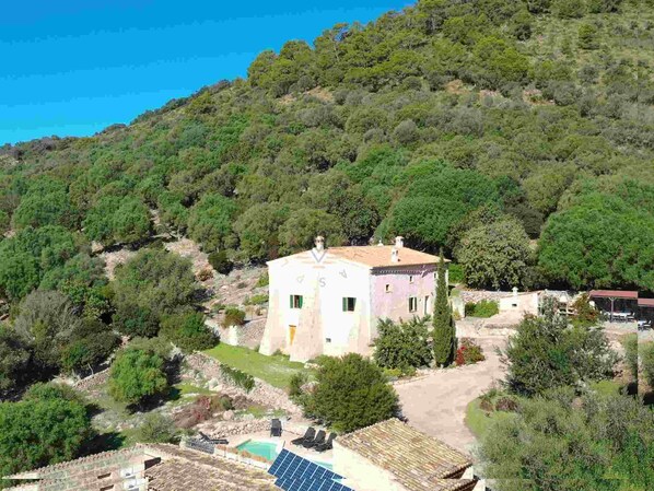 A villa with a garden, a swimming pool, and solar panels. - Ca Na Bassera, Country house in Alcudia, Mallorca (Alcúdia)