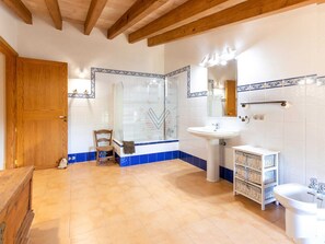 Bathtub, hair dryer, towels - Ca Na Bassera, Country house in Alcudia, Mallorca (Alcúdia)