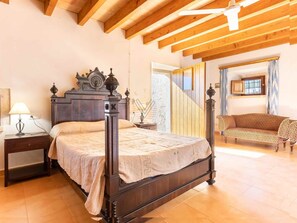 4 bedrooms, iron/ironing board, internet, bed sheets