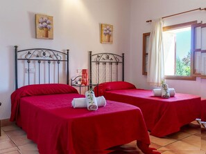 3 chambres, fer et planche à repasser, accès Internet, draps fournis