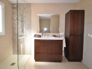 Shower, hair dryer, towels - Sofia, holiday villa in Sa Coma, Majorca (Sant Llorenç Des Cardassar)