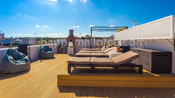 A rooftop terrace with a sun lounger, bean bag chairs, and a pergola. - Obelisc-1, 2 DB apartment near the beach (Can Picafort)