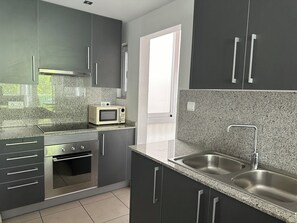 Jääkaappi, mikroaaltouuni, uuni, kahvin-/teenkeitin