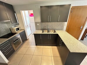Fridge, microwave, oven, coffee/tea maker - Agi Voramar 2A Apartamento for rent in Roses Girona. (Rosas / Roses)