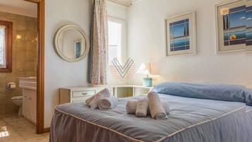 3 slaapkamers, een strijkplank/strijkijzer, internet, beddengoed