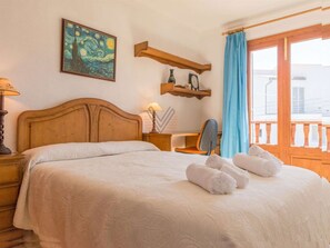 3 bedrooms, iron/ironing board, internet, bed sheets - Villa Joy, beach front (Muro - Platja Muro)