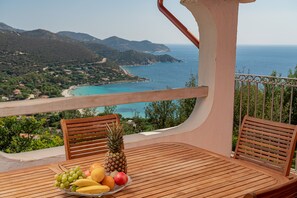 Outdoor dining - Villa Corallia - Exclusive  Pool Villa with stunning view over the bay (Torre delle Stelle (Sardinia))