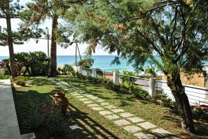 Property grounds - villas overlooking the sea (Gallina)