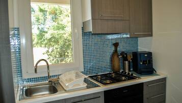 Kühlschrank, Ofen, Herdplatte, Wasserkocher mit Kaffee-/Teezubehör