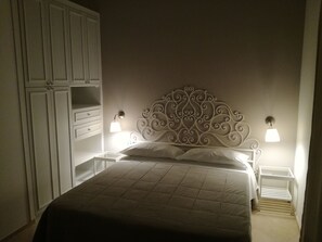 1 bedroom, in-room safe, iron/ironing board, free WiFi