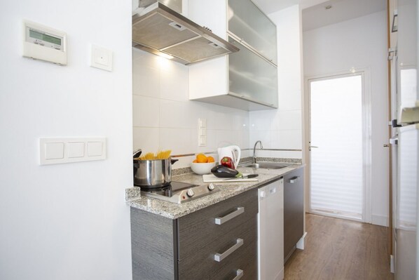 Køleskab, mikrobølgeovn, ovn, kogeplade