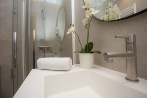 Dusche, Haartrockner, Handtücher