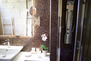 Douche, sèche-cheveux, bidet, serviettes fournies
