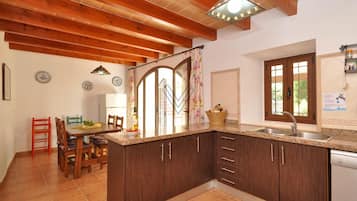 Frigorífico, microondas, horno y lavavajillas