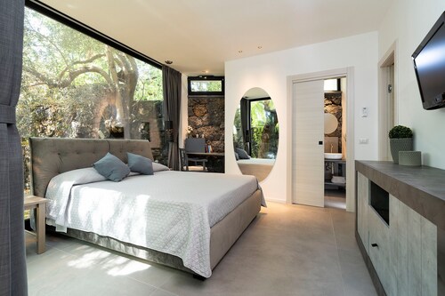 House with terrace and direct access to the sea. Shared pool.