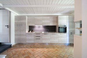 Kühlschrank, Ofen, Wasserkocher mit Kaffee-/Teezubehör, Toaster