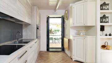 Frigorifero, forno, piano cottura, macchina per tè/caffè