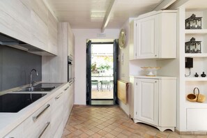 Frigorifero, forno, piano cottura, macchina per tè/caffè