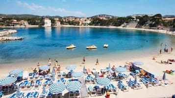 Nära stranden och solstolar