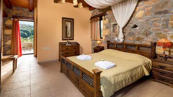 4 bedrooms, in-room safe, iron/ironing board, free WiFi