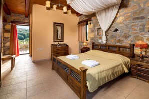 4 chambres, coffres-forts dans les chambres, fer et planche à repasser