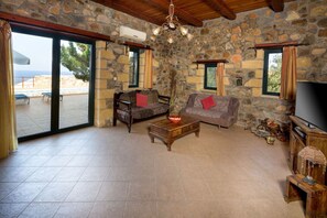 Una Smart TV, una chimenea, un reproductor de DVD