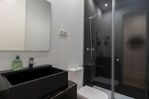 Douche, sĂšche-cheveux